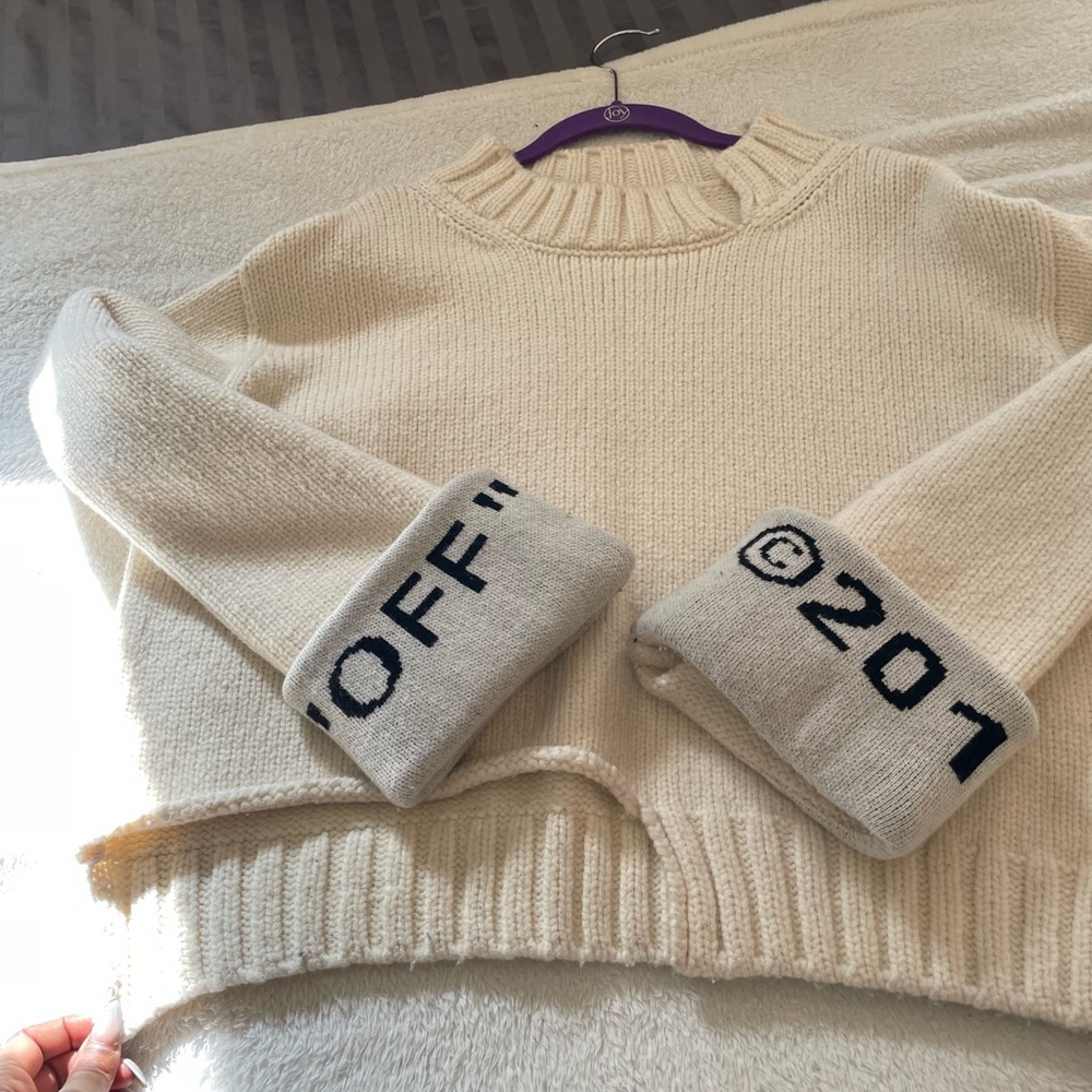 Offwhite sweater with over size cuffed sleeves